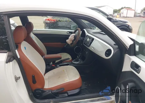 2015 Volkswagen Beetle 1.8T Classic z USA, uszkodzony, nr VIN 3VWF17AT2FM600790